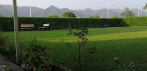 Shower, free toiletries, hair dryer, bathrobes - Dream Inn Guest House Islamabad (Islamabad)