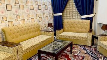 Camera Executive | Area soggiorno | TV