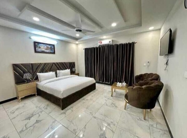 Desk, soundproofing, free WiFi