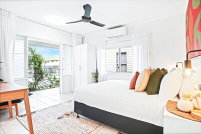 Tropical Terraces Three- Modern Coastal Retreat | Spacious 3BR Apt | Prime Cairns Location