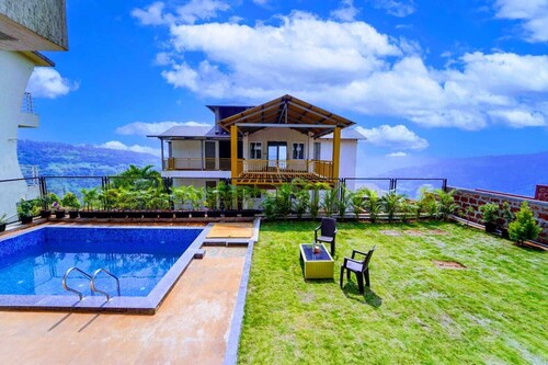 SHREESTAYS - MADHURI VILLA WITH PRIVATE SWIMMING POOL