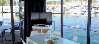 Floating 44 in Boltenhagen - Festliegende Hausboot in der WeiĂen Wiek