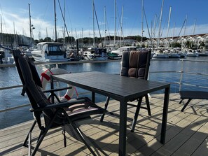 Outdoor dining - Floating 44 in Boltenhagen - Festliegende Hausboot in der Weißen Wiek (Ostseebad Boltenhagen)