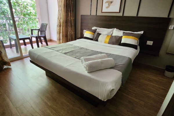 Deluxe Room, Balcony | 1 bedroom, WiFi (free), bed sheets