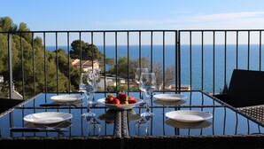 A table set for dining with a view of the sea and trees. - Idillic penthouse between sea and pine trees (Salou)