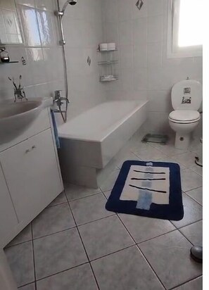Sèche-cheveux, serviettes fournies, savon, papier toilette