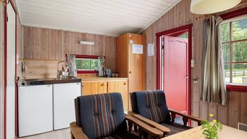 Economy Cabin | Private kitchen | Fridge, dishwasher, cookware/dishes/utensils