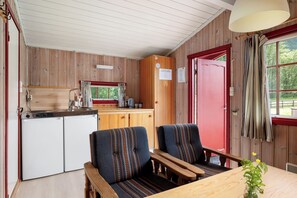 Economy Cabin | Private kitchen | Fridge, dishwasher, cookware/dishes/utensils - Utladalen Camping (Ardal)