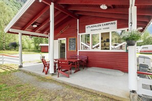 A red wooden building with a sign reading "Utladalen Camping Reepsjon / Kiosk". - Utladalen Camping (Ardal)