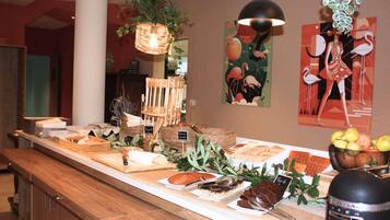 Sarapan bufet setiap hari (EUR 12.5 seorang)