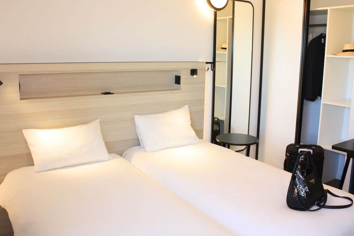 สตูดิโอ (Twin Beds) | เครื่องนอนระดับพรีเมียม, ผ้าม่านกันแสง, ห้องเก็บเสียง, เตารีด/โต๊ะรีดผ้า