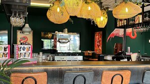 A bar area with seating, a coffee machine, and decorative lighting. - Aparthotel Adagio Access Porte De Camargue (Saint-Martin-de-Crau)