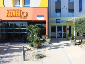 Exterior - Aparthotel Adagio Access Porte De Camargue (Saint-Martin-de-Crau)