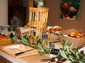 Daily buffet breakfast for a fee - Aparthotel Adagio Access Porte De Camargue (Saint-Martin-de-Crau)