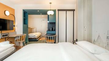 スタジオ ベッド (複数台) | 高級寝具、遮光カーテン、防音設備、アイロン / アイロン台