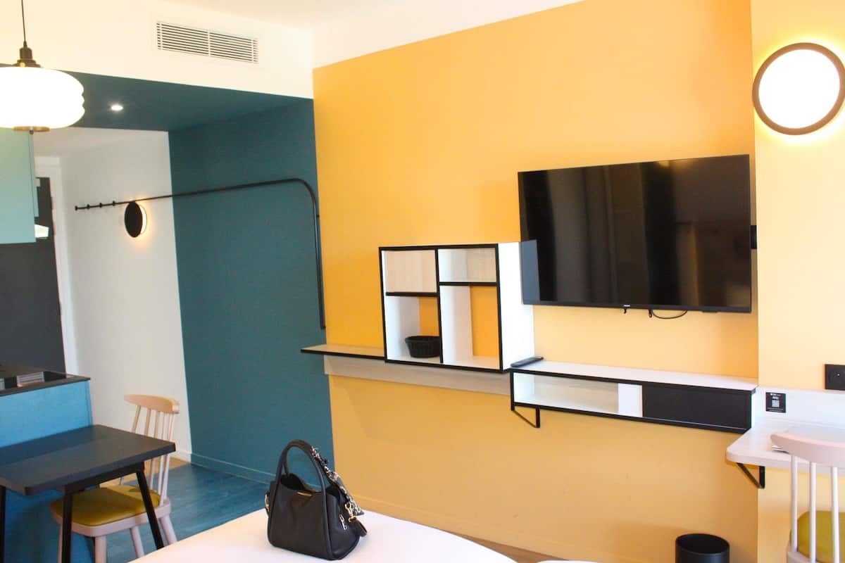 Studio (Twin Beds) | Premium bedding, blackout drapes, soundproofing, iron/ironing board