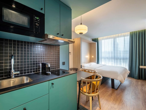 Studio, 1 Double Bed | Premium bedding, blackout drapes, soundproofing, iron/ironing board