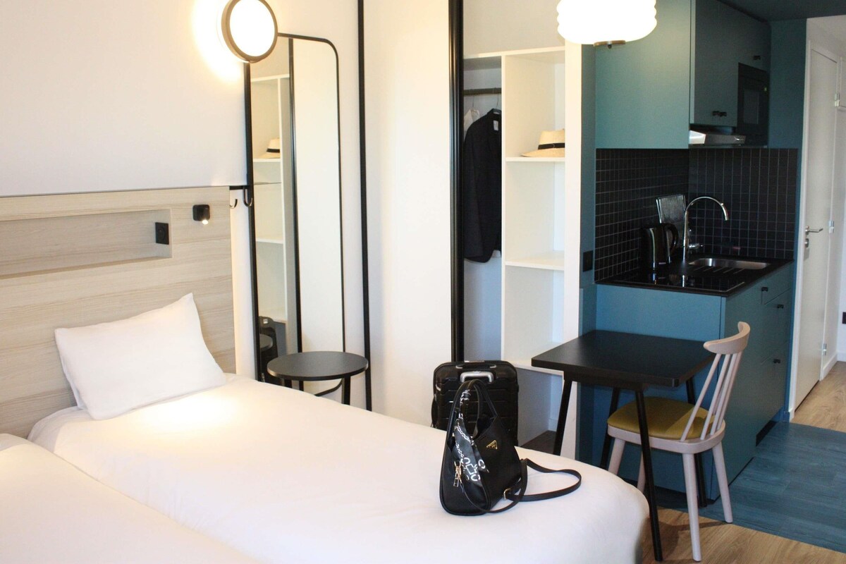 สตูดิโอ (Twin Beds) | เครื่องนอนระดับพรีเมียม, ผ้าม่านกันแสง, ห้องเก็บเสียง, เตารีด/โต๊ะรีดผ้า