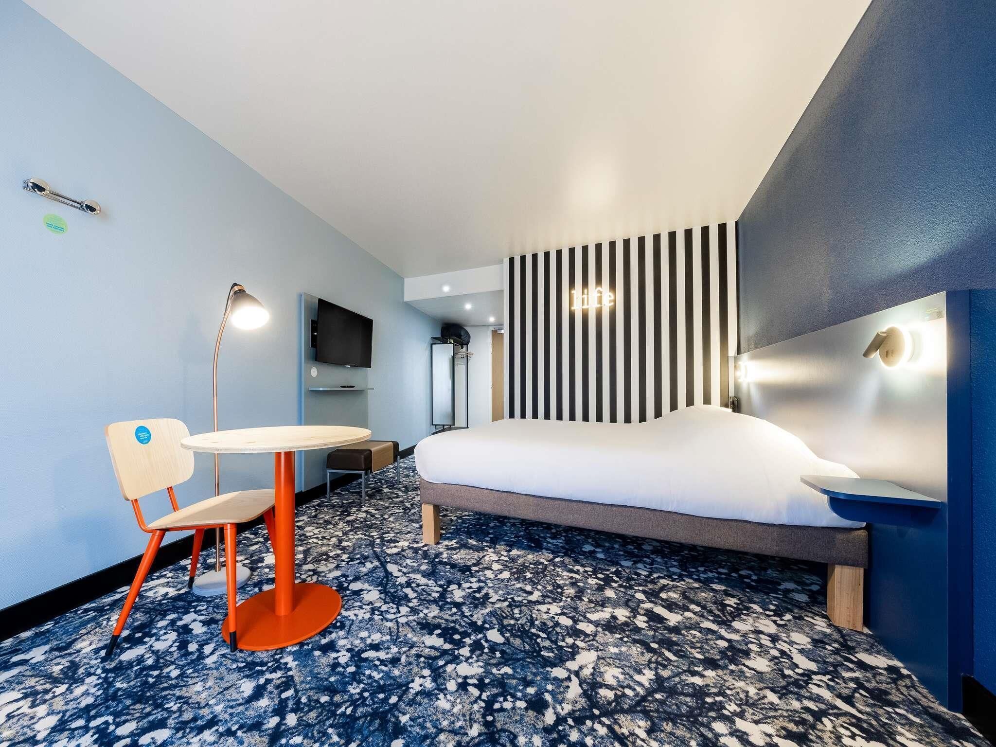 Habitación, 1 cama doble | Escritorio, cortinas opacas, sistema de insonorización y wifi gratis