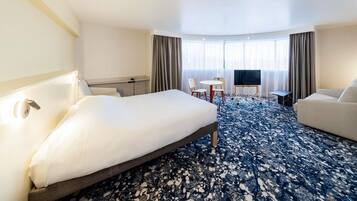 Escritorio, cortinas opacas, sistema de insonorización y wifi gratis