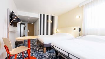 Habitación, 1 cama matrimonial y sofá cama | Escritorio, cortinas blackout, insonorización y wifi gratis