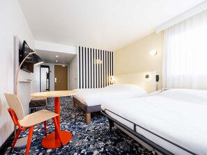 Habitación, 1 cama doble con sofá cama | Escritorio, cortinas opacas, sistema de insonorización y wifi gratis