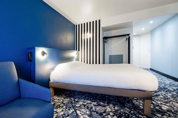 Kamer, 1 tweepersoonsbed met slaapbank | Een bureau, verduisterende gordijnen, geluiddichte muren, gratis wifi