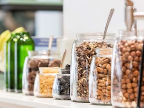 Desayuno buffet diario (EUR 18 por persona)
