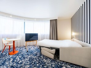 Työpöytä, pimennysverhot, äänieristys, ilmainen Wi-Fi