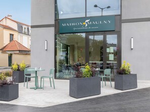 Breakfast, lunch, dinner served; French cuisine 