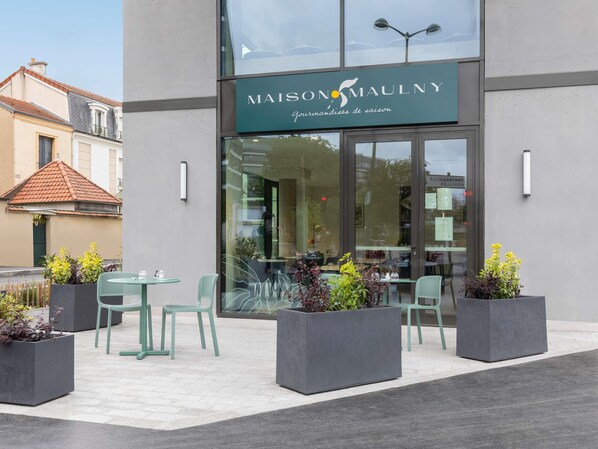 Breakfast, lunch, dinner served; French cuisine 