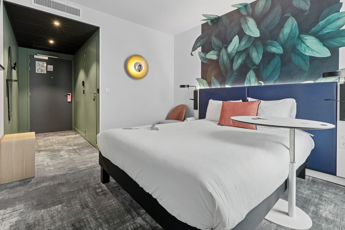 Chambre Standard, 1 lit double | Literie de qualitĂ©, dĂ©cor unique, rideaux dâobscurcissement