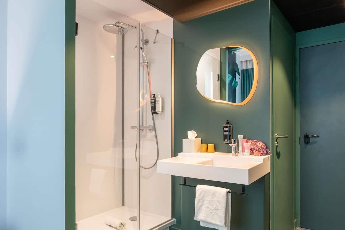 Blackout drapes, soundproofing, free WiFi