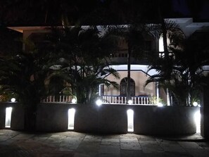 Front of property - evening/night - Casa Domingos Guest House (Calangute)