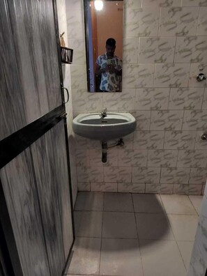 ฝักบัว, ผ้าเช็ดตัว, สบู่, ยาสระผม