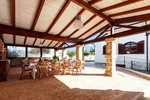 Villa familiar, 6 habitaciones, balcón (Tenuta San Cassiano With Garden And) | Restaurante al aire libre