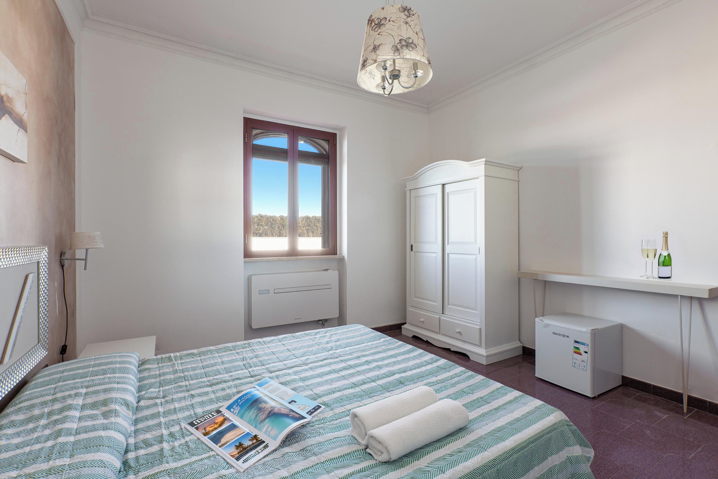 6 عدّة غرف نوم وواي فاي مجانًا وملاءات أسرّة