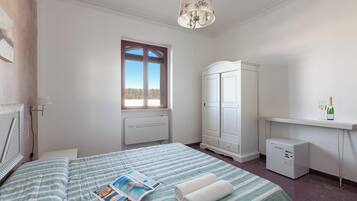 Vila standard, vários quartos (Tenuta San Cassiano With Garden And) | 6 quartos, Wi-Fi de cortesia, roupa de cama