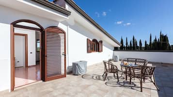 Familienvilla, Mehrere Schlafzimmer (Tenuta San Cassiano With Garden And) | Speisen im Freien