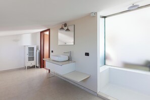 Villa familiar, varias habitaciones (Tenuta San Cassiano With Garden And) | Baño | Regadera, secadora de cabello, bidet, toallas 