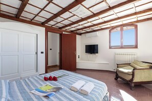 6 bedrooms, free WiFi, bed sheets