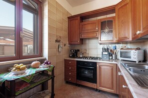 Villa familiar, varias habitaciones (Tenuta San Cassiano With Garden And) | Cocina privada | Refrigerador, microondas, horno y parrilla de estufa 