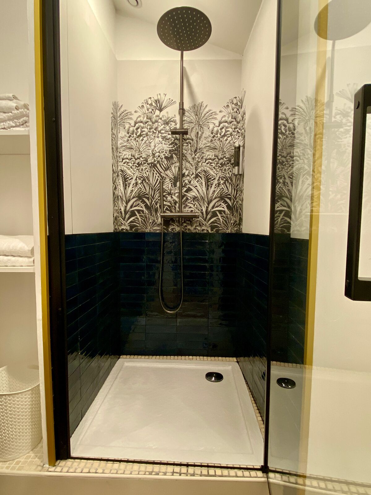 Een douche, een haardroger, handdoeken, zeep