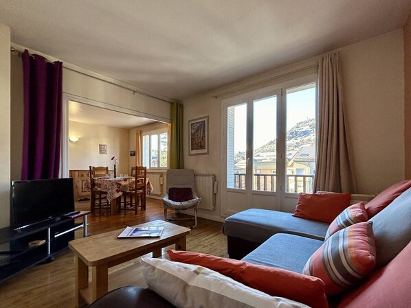 TV - Bright 3-room apartment in Briançon with parking (Briançon)