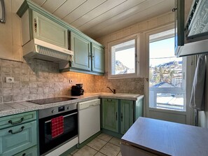 Fridge, microwave, oven, stovetop - Bright 3-room apartment in Briançon with parking (Briançon)