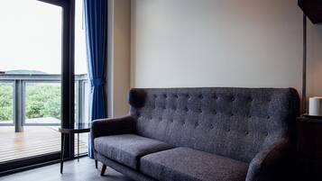 デラックス 4 人部屋 | ピロートップベッド、防音設備、WiFi (無料)