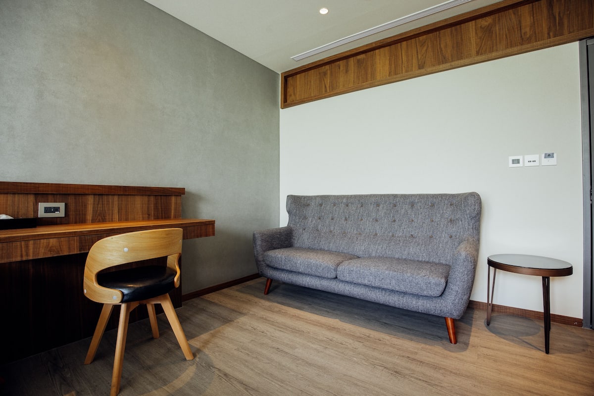 Pillowtop beds, soundproofing, free WiFi