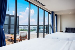 Panoramic Quadruple Room | Pillowtop beds, soundproofing, free WiFi