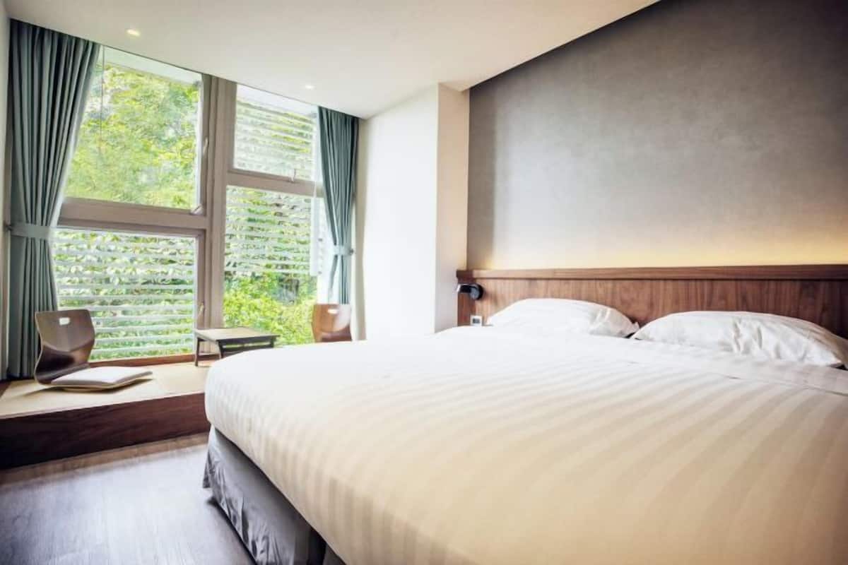 Pillowtop beds, soundproofing, free WiFi