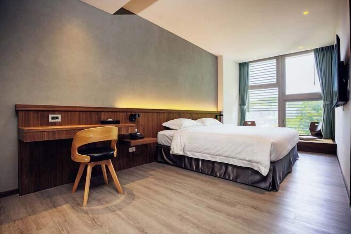 Pillowtop beds, soundproofing, free WiFi